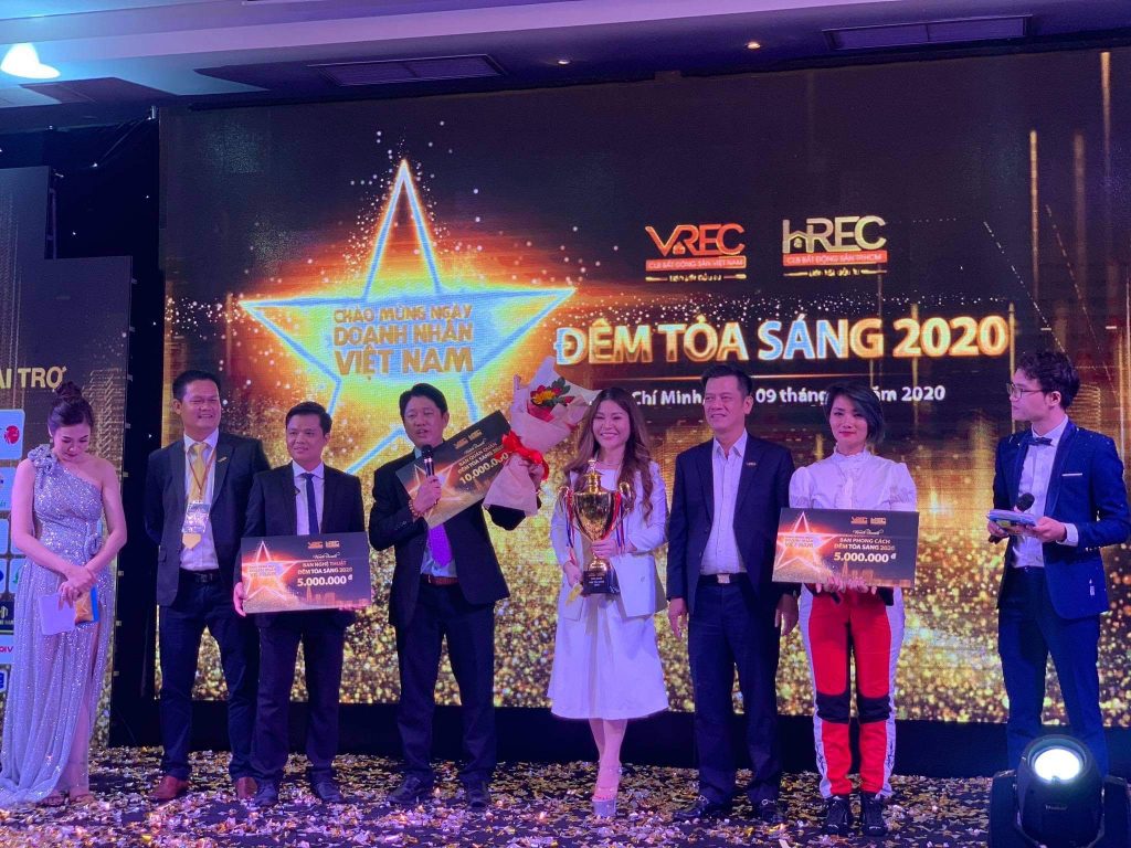 CEO Bùi Ngọc Hùng dành Giải Nhì Giao lưu văn nghệ - Đêm tỏa sáng 2020